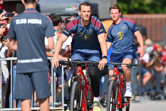 Ankunft Manuel NEUER (Torwart Bayern Muenchen) mit dem Fahrrad.Hi:Torwart Jonas URBIG (Bayern Muenchen). Oeffentliches Training FC Bayern Muenchen im Trainingslager in Rottach Egern am 29.07.2026. Fussball 1. Bundesliga,Saison 2026 2027. *** Arrival of Manuel NEUER, Bayern Munich goalkeeper, by bike. Hi, goalkeeper Jonas URBIG, Bayern Munich. Public training session for FC Bayern Munich at the training camp in Rottach-Egern on July 29, 2026. Soccer, Bundesliga 1,2026–2027 season