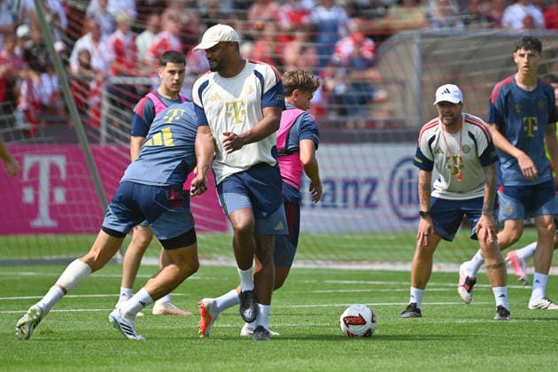 Trainer Vincent KOMPANY (Bayern Muenchen) weicht dem Zweikampf von Tom Bischof (Bayern Muenchen) aus, Aktion. Oeffentliches Training FC Bayern Muenchen im Trainingslager in Rottach Egern am 29.07.2026. Fussball 1. Bundesliga,Saison 2026 2027. *** Coach Vincent KOMPANY of Bayern Munich avoids a tackle by Tom Bischof of Bayern Munich; scene from an open training session for FC Bayern Munich at the training camp in Rottach-Egern on July 29, 2026; Soccer, Bundesliga 1,2026–2027 season