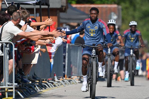 Ankunft Alphonso DAVIES (Bayern Muenchen) mit dem Fahrrad. Oeffentliches Training FC Bayern Muenchen im Trainingslager in Rottach Egern am 29.07.2026. Fussball 1. Bundesliga,Saison 2026 2027. *** Alphonso DAVIES arrives at Bayern Munich by bike; FC Bayern Munich s public training session at the training camp in Rottach Egern on July 29, 2026; Soccer, Bundesliga 1, 2026–2027 season
