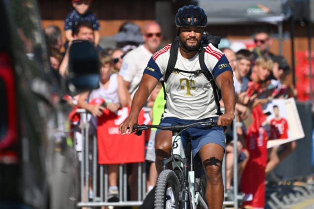Ankunft Trainer Vincent KOMPANY (Bayern Muenchen) mit dem Fahrrad. Oeffentliches Training FC Bayern Muenchen im Trainingslager in Rottach Egern am 29.07.2026. Fussball 1. Bundesliga,Saison 2026 2027. *** Arrival of Coach Vincent KOMPANY of Bayern Munich by bicycle; FC Bayern Munich s public training session at the training camp in Rottach-Egern on July 29, 2026; Soccer, Bundesliga 1, 2026–2027 season