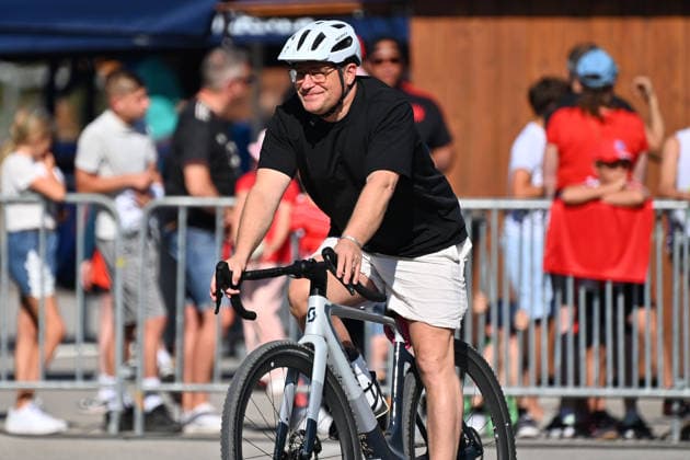 Ankunft Max EBERL (Sportvorstand FC Bayern Muenchen) mit dem Fahrrad. Oeffentliches Training FC Bayern Muenchen im Trainingslager in Rottach Egern am 29.07.2026. Fussball 1. Bundesliga,Saison 2026 2027. *** Arrival of Max EBERL, sporting director of FC Bayern Munich, by bicycle. FC Bayern Munich s public training session at the training camp in Rottach Egern on July 29, 2026. Soccer, Bundesliga 1, 2026–2027 season