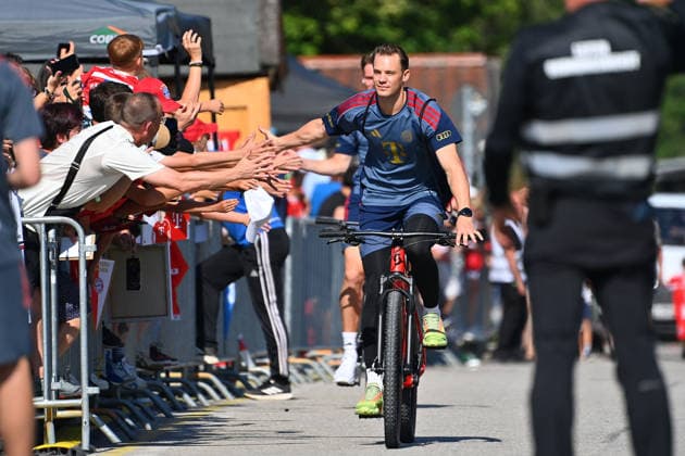 Ankunft Manuel NEUER (Torwart Bayern Muenchen) mit dem Fahrrad. Oeffentliches Training FC Bayern Muenchen im Trainingslager in Rottach Egern am 29.07.2026. Fussball 1. Bundesliga,Saison 2026 2027. *** Arrival of Manuel NEUER, Bayern Munich goalkeeper, by bicycle; FC Bayern Munich public training session at the training camp in Rottach Egern on July 29, 2026; Soccer, Bundesliga 1, 2026–2027 season