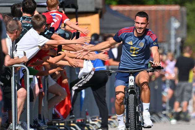 Ankunft Arijon IBRAHIMOVIC (Bayern Muenchen) mit dem Fahrrad. Oeffentliches Training FC Bayern Muenchen im Trainingslager in Rottach Egern am 29.07.2026. Fussball 1. Bundesliga,Saison 2026 2027. *** Arijon IBRAHIMOVIC arrives at Bayern Munich by bike; FC Bayern Munich s public training session at the training camp in Rottach Egern on July 29, 2026; Soccer, Bundesliga 1, 2026–2027 season