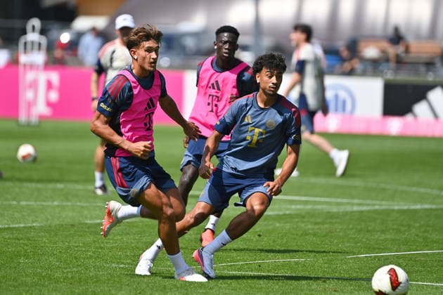 Nathaniel BROWN (Bayern Muenchen), Aktion,Zweikampf gegen Tom Bischof (Bayern Muenchen,li), Oeffentliches Training FC Bayern Muenchen im Trainingslager in Rottach Egern am 29.07.2026. Fussball 1. Bundesliga,Saison 2026 2027. *** Nathaniel BROWN, Bayern Munich, in action, challenging Tom Bischof (Bayern Munich, left), FC Bayern Munich public training session at the training camp in Rottach-Egern on July 29, 2026; Soccer, Bundesliga 1, 2026–2027 season