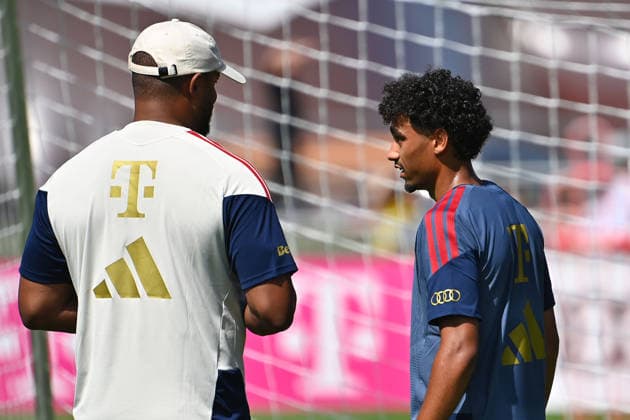 Nathaniel BROWN (Bayern Muenchen), mit Trainer Vincent KOMPANY (Bayern Muenchen). Oeffentliches Training FC Bayern Muenchen im Trainingslager in Rottach Egern am 29.07.2026. Fussball 1. Bundesliga,Saison 2026 2027. *** Nathaniel BROWN, Bayern Munich, with coach Vincent KOMPANY, Bayern Munich; FC Bayern Munich public training session at the training camp in Rottach Egern on July 29, 2026; Soccer, Bundesliga 1, 2026–2027 season