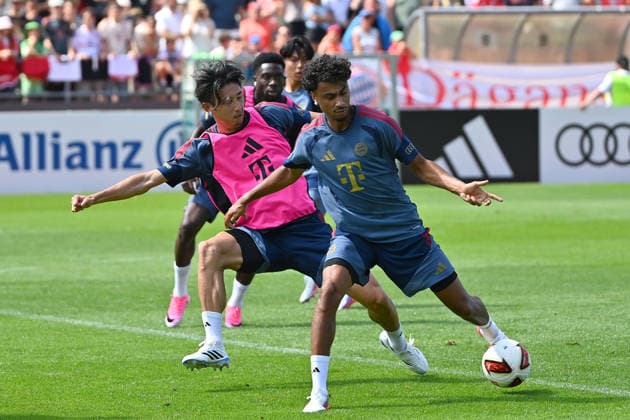 v.re:Nathaniel BROWN (Bayern Muenchen), Aktion,Zweikampf gegen Hiroki ITO (Bayern Muenchen). Oeffentliches Training FC Bayern Muenchen im Trainingslager in Rottach Egern am 29.07.2026. Fussball 1. Bundesliga,Saison 2026 2027. *** v re Nathaniel BROWN Bayern Munich, Action,Tackle against Hiroki ITO, Bayern Munich, Open Training Session: FC Bayern Munich at the training camp in Rottach-Egern on July 29, 2026, Soccer, Bundesliga 1, 2026–2027 Season