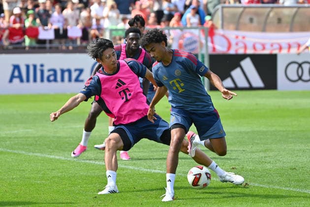 v.re:Nathaniel BROWN (Bayern Muenchen), Aktion,Zweikampf gegen Hiroki ITO (Bayern Muenchen). Oeffentliches Training FC Bayern Muenchen im Trainingslager in Rottach Egern am 29.07.2026. Fussball 1. Bundesliga,Saison 2026 2027. *** v re Nathaniel BROWN Bayern Munich, Action,Tackle against Hiroki ITO, Bayern Munich, Open Training Session: FC Bayern Munich at the training camp in Rottach-Egern on July 29, 2026, Soccer, Bundesliga 1, 2026–2027 Season