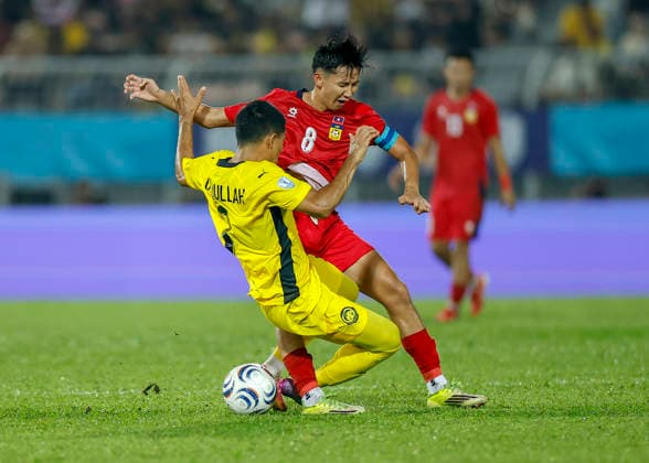 July 28, 2026, Kuala Lumpur, Malaysia: Muhammed Ubaidullah Bin Shamsul Fazili of Malaysia (L) and Damoth Thongkhamsavath of Laos seen in action during the ASEAN Hyundai Cup 2026 match between Malaysia and Laos at Kuala Lumpur Football Stadium, Cheras. Final score; Malaysia 4:0 Laos. Kuala Lumpur Malaysia - ZUMAs197 20260728_aaa_s197_314 Copyright: xWongxFokxLoyx
