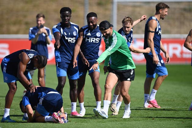 Lustige Szene beim Training, hinten von links Christian GOMIS (GE), Moussa SYLLA (GE) und Trainer Miron MUSLIC (GE) Training des FC Schalke 04 (GE) am 29.07.2026 auf dem Trainingsgelaende in Gelsenkirchen Deutschland. Â *** A funny moment during practice; from left to right in the back: Christian GOMIS GE, Moussa SYLLA GE, and coach Miron MUSLIC GE. FC Schalke 04 GE practice on July 29, 2026, at the training facility in Gelsenkirchen, Germany Â