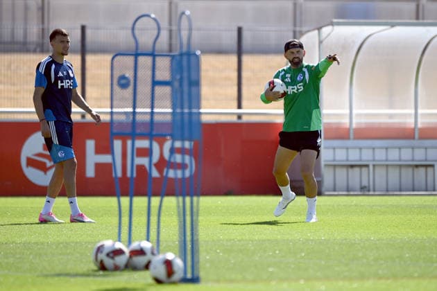 Trainer Miron MUSLIC (GE) Gestik, Geste, gestikuliert, Training des FC Schalke 04 (GE) am 29.07.2026 auf dem Trainingsgelaende in Gelsenkirchen Deutschland. Â *** Coach Miron MUSLIC GE: Gestures, gesturing, during FC Schalke 04 GE training on July 29, 2026, at the training facility in Gelsenkirchen, Germany Â