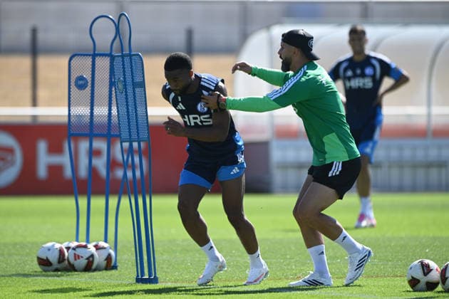 v.l. Moussa SYLLA (GE), Trainer Miron MUSLIC (GE) Training des FC Schalke 04 (GE) am 29.07.2026 auf dem Trainingsgelaende in Gelsenkirchen Deutschland. Â *** From left: Moussa SYLLA GE, Coach Miron MUSLIC GE. FC Schalke 04 GE training session on July 29, 2026, at the training facility in Gelsenkirchen, Germany Â