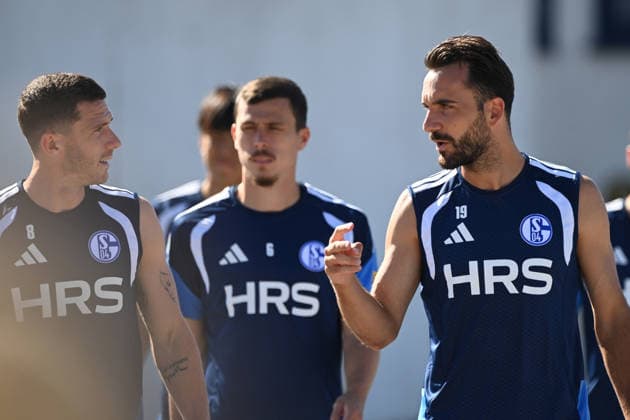 v.l. Robin GOSENS (GE),, Ron SCHALLENBERG (GE), Kenan KARAMAN (GE) Training des FC Schalke 04 (GE) am 29.07.2026 auf dem Trainingsgelaende in Gelsenkirchen Deutschland. Â *** From left: Robin GOSENS (GE), Ron SCHALLENBERG (GE), Kenan KARAMAN (GE). FC Schalke 04 (GE) training session on July 29, 2026, at the training facility in Gelsenkirchen, Germany. Â