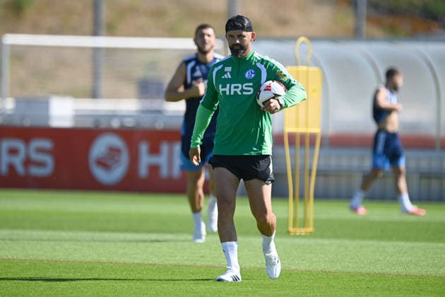 Trainer Miron MUSLIC (GE) Training des FC Schalke 04 (GE) am 29.07.2026 auf dem Trainingsgelaende in Gelsenkirchen Deutschland. Â *** Coach Miron MUSLIC GE leading FC Schalke 04 GE s training session on July 29, 2026, at the training facility in Gelsenkirchen, Germany Â