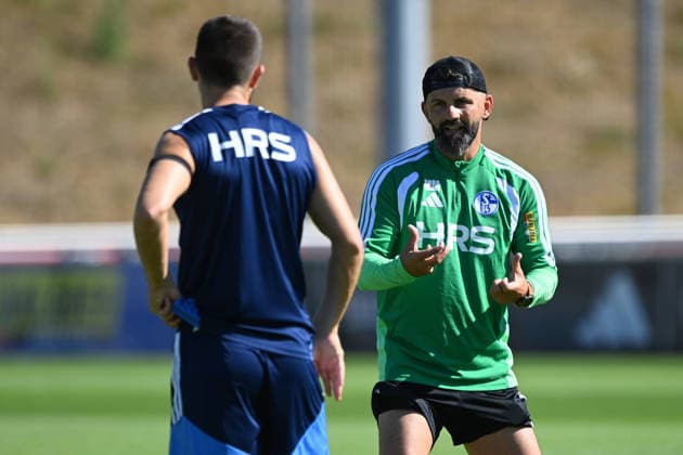 v.l. Hasan KURUCAY (GE), Trainer Miron MUSLIC (GE) gibt Anweisungen, Training des FC Schalke 04 (GE) am 29.07.2026 auf dem Trainingsgelaende in Gelsenkirchen Deutschland. Â *** From left: Hasan KURUCAY (GE), Coach Miron MUSLIC (GE) gives instructions during an FC Schalke 04 (GE) training session on July 29, 2026, at the training facility in Gelsenkirchen, Germany Â