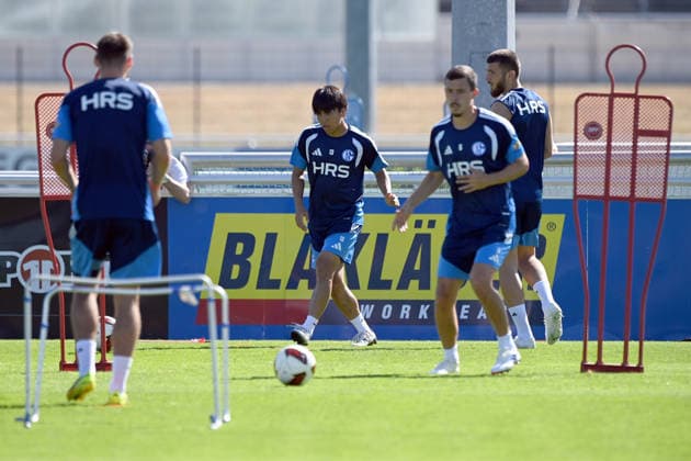 Satoshi TANAKA (GE), rechts Ron SCHALLENBERG (GE) Training des FC Schalke 04 (GE) am 29.07.2026 auf dem Trainingsgelaende in Gelsenkirchen Deutschland. Â *** Satoshi TANAKA GE, on the right Ron SCHALLENBERG GE; FC Schalke 04 GE training session on July 29, 2026, at the training facility in Gelsenkirchen, Germany Â