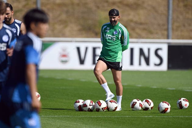Trainer Miron MUSLIC (GE) leitet das Training, Training des FC Schalke 04 (GE) am 29.07.2026 auf dem Trainingsgelaende in Gelsenkirchen Deutschland. Â *** Coach Miron MUSLIC GE leads the training session for FC Schalke 04 GE on July 29, 2026, at the training facility in Gelsenkirchen, Germany Â