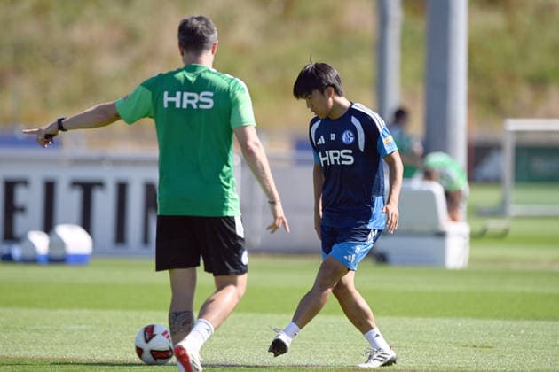 Co-Trainer Tim HOOGLAND (GE) und Satoshi TANAKA (GE) Training des FC Schalke 04 (GE) am 29.07.2026 auf dem Trainingsgelaende in Gelsenkirchen Deutschland. Â *** Assistant Coach Tim HOOGLAND, General Manager, and Satoshi TANAKA, General Manager, at an FC Schalke 04 training session on July 29, 2026, at the training facility in Gelsenkirchen, Germany Â