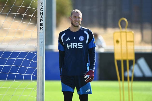 Torwart Loris KARIUS (GE) halbe Figur, Halbfigur, halber Koerper, Einzelbild, angeschnittenes Einzelmotiv, Training des FC Schalke 04 (GE) am 29.07.2026 auf dem Trainingsgelaende in Gelsenkirchen Deutschland. Â *** Goalkeeper Loris KARIUS GE half-figure, half-body, single image, cropped close-up, FC Schalke 04 GE training session on July 29, 2026, at the training facility in Gelsenkirchen, Germany Â