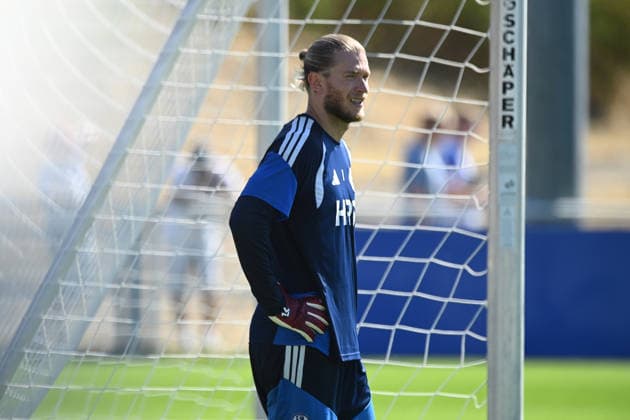 Torwart Loris KARIUS (GE) halbe Figur, Halbfigur, halber Koerper, Einzelbild, angeschnittenes Einzelmotiv, Training des FC Schalke 04 (GE) am 29.07.2026 auf dem Trainingsgelaende in Gelsenkirchen Deutschland. Â *** Goalkeeper Loris KARIUS GE half-figure, half-body, single image, cropped close-up, FC Schalke 04 GE training session on July 29, 2026, at the training facility in Gelsenkirchen, Germany Â