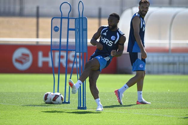 v.l. Moussa SYLLA (GE), Kenan KARAMAN (GE) Training des FC Schalke 04 (GE) am 29.07.2026 auf dem Trainingsgelaende in Gelsenkirchen Deutschland. Â *** From left: Moussa SYLLA (GE), Kenan KARAMAN (GE) at FC Schalke 04 (GE) training on July 29, 2026, at the training facility in Gelsenkirchen, Germany Â