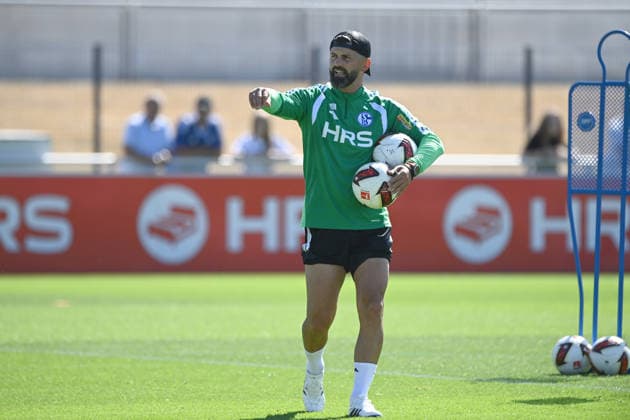 Trainer Miron MUSLIC (GE) gibt Anweisungen, Training des FC Schalke 04 (GE) am 29.07.2026 auf dem Trainingsgelaende in Gelsenkirchen Deutschland. Â *** Coach Miron MUSLIC GE gives instructions during FC Schalke 04 GE s training session on July 29, 2026, at the training facility in Gelsenkirchen, Germany Â