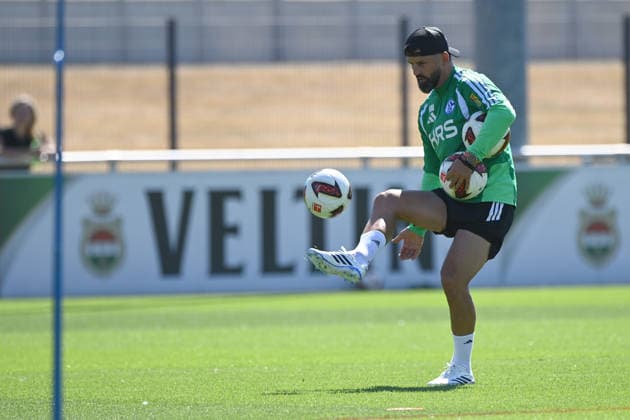 Trainer Miron MUSLIC (GE) Training des FC Schalke 04 (GE) am 29.07.2026 auf dem Trainingsgelaende in Gelsenkirchen Deutschland. Â *** Coach Miron MUSLIC GE leading FC Schalke 04 GE s training session on July 29, 2026, at the training facility in Gelsenkirchen, Germany Â