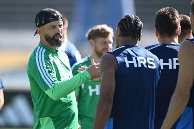 Trainer Miron MUSLIC (GE) begruesst seine Spieler, Training des FC Schalke 04 (GE) am 29.07.2026 auf dem Trainingsgelaende in Gelsenkirchen Deutschland. Â *** Coach Miron MUSLIC GE greets his players during FC Schalke 04 GE s training session on July 29, 2026, at the training facility in Gelsenkirchen, Germany Â