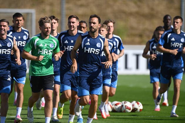 Kenan KARAMAN (GE) Mitte, Training des FC Schalke 04 (GE) am 29.07.2026 auf dem Trainingsgelaende in Gelsenkirchen Deutschland. Â *** Kenan KARAMAN, center, during FC Schalke 04 s training session on July 29, 2026, at the training facility in Gelsenkirchen, Germany Â