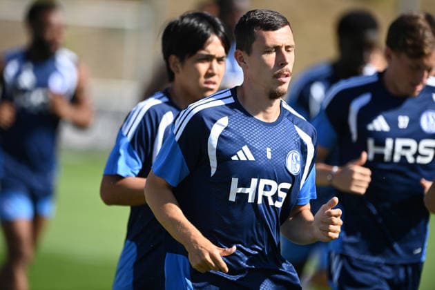 Ron SCHALLENBERG (GE), dahinter Satoshi TANAKA (GE) Training des FC Schalke 04 (GE) am 29.07.2026 auf dem Trainingsgelaende in Gelsenkirchen Deutschland. Â *** Ron SCHALLENBERG GE, with Satoshi TANAKA GE behind him, at an FC Schalke 04 GE training session on July 29, 2026, at the training facility in Gelsenkirchen, Germany Â