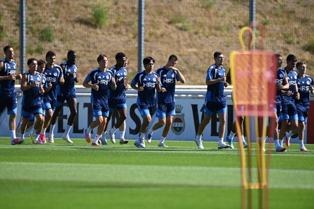 Die Mannschafts beim warm up, Aufwaermtraining, aufwaermen, Training des FC Schalke 04 (GE) am 29.07.2026 auf dem Trainingsgelaende in Gelsenkirchen Deutschland. Â *** The FC Schalke 04 GE team during their warm-up on July 29, 2026, at the training facility in Gelsenkirchen, Germany Â