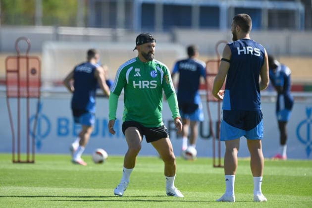 Trainer Miron MUSLIC (GE) gibt Anweisungen, an Hasan KURUCAY (GE) Training des FC Schalke 04 (GE) am 29.07.2026 auf dem Trainingsgelaende in Gelsenkirchen Deutschland. Â *** Coach Miron MUSLIC GE gives instructions to Hasan KURUCAY GE during an FC Schalke 04 GE training session on July 29, 2026, at the training facility in Gelsenkirchen, Germany Â