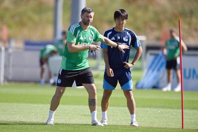 Co-Trainer Tim HOOGLAND (GE) und Satoshi TANAKA (GE) Training des FC Schalke 04 (GE) am 29.07.2026 auf dem Trainingsgelaende in Gelsenkirchen Deutschland. Â *** Assistant Coach Tim HOOGLAND, General Manager, and Satoshi TANAKA, General Manager, at an FC Schalke 04 training session on July 29, 2026, at the training facility in Gelsenkirchen, Germany Â