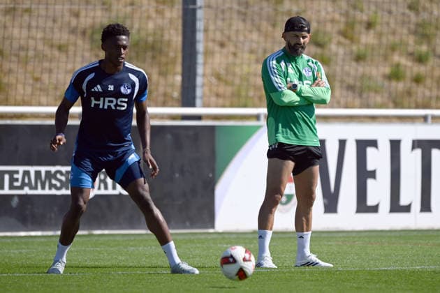 Junior ADAMU (GE) und Trainer Miron MUSLIC (GE) Training des FC Schalke 04 (GE) am 29.07.2026 auf dem Trainingsgelaende in Gelsenkirchen Deutschland. Â *** Junior ADAMU GE and Coach Miron MUSLIC GE at an FC Schalke 04 GE training session on July 29, 2026, at the training facility in Gelsenkirchen, Germany Â