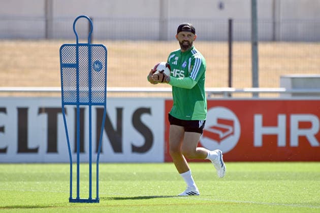 Trainer Miron MUSLIC (GE) Training des FC Schalke 04 (GE) am 29.07.2026 auf dem Trainingsgelaende in Gelsenkirchen Deutschland. Â *** Coach Miron MUSLIC GE leading FC Schalke 04 GE s training session on July 29, 2026, at the training facility in Gelsenkirchen, Germany Â