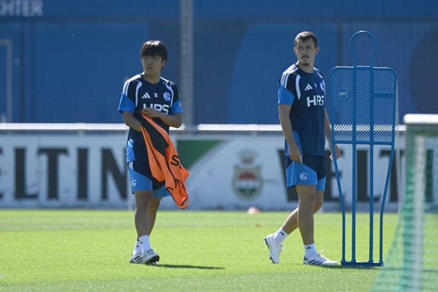v.l. Satoshi TANAKA (GE), Ron SCHALLENBERG (GE) Training des FC Schalke 04 (GE) am 29.07.2026 auf dem Trainingsgelaende in Gelsenkirchen Deutschland. Â *** From left: Satoshi TANAKA (GE), Ron SCHALLENBERG (GE) FC Schalke 04 (GE) training session on July 29, 2026, at the training facility in Gelsenkirchen, Germany Â