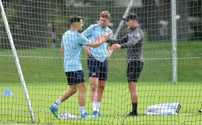 Trainer Stefan Leitl begrüßt Josip Brekalo, Marton Dardai Fußball Fussball Saison 2026 2027 2.Bundesliga Herren DFL 29.07.2026 Training Hertha BSC Berlin DFL regulations prohibit any use of photographs as image sequences and or quasi-video. *** Coach Stefan Leitl welcomes Josip Brekalo and Marton Dardai. Sports, Soccer, Soccer Season 2026–2027, 2. Bundesliga Men, DFL, July 29, 2026, Training, Hertha BSC Berlin. DFL regulations prohibit any use of photographs as image sequences and or quasi-video.