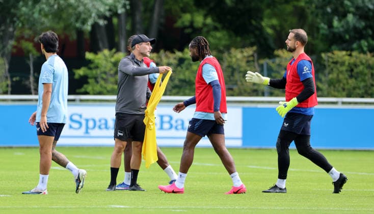 Trainer Stefan Leitl verteilt Leibchen, Deyovaisio Zeefuik, Torwart Marius Gersbeck Fußball Fussball Saison 2026 2027 2.Bundesliga Herren DFL 29.07.2026 Training Hertha BSC Berlin DFL regulations prohibit any use of photographs as image sequences and or quasi-video. *** Coach Stefan Leitl hands out bibs, Deyovaisio Zeefuik, goalkeeper Marius Gersbeck, soccer, 2026–2027 season, 2. Bundesliga Men, DFL, July 29, 2026, training session, Hertha BSC Berlin. DFL regulations prohibit any use of photographs as image sequences and or quasi-video.