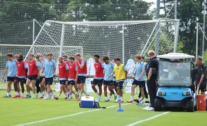Mannschaft trägt ein Trainingstor, rechts Geschäftsführer Dr. Peter Görlich im Golfcar Fußball Fussball Saison 2026 2027 2.Bundesliga Herren DFL 29.07.2026 Training Hertha BSC Berlin DFL regulations prohibit any use of photographs as image sequences and or quasi-video. *** Team carries a practice goal; on the right, Managing Director Dr. Peter Görlich in a golf cart. Sports: Soccer. Soccer Season 2026–2027, 2. Bundesliga Men. DFL. July 29, 2026. Training: Hertha BSC Berlin. DFL regulations prohibit any use of photographs as image sequences and or quasi-video.