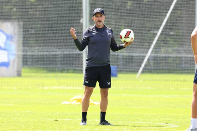 29.07.2026, DEU GER, Fussball , 2.Fussballbundesliga 2026 2027 (im Ligabetrieb zusätzlich: Spieltag, Saison 20xx 20xx), Berliner Olympiastadion, Hertha BSC, Training Cheftrainer Stefan Leitl (Hertha BSC Berlin), Freisteller, Hand am Ball 2. Liga: DFB DFL regulations prohibit any use of photographs as image sequences and or quasi-video) Nordphoto Berlin Sportforum Berlin Deutschland *** July 29, 2026, Germany, Soccer, 2026–2027 Bundesliga 2, additional matchday during the regular season, 20xx–20xx season, Berlin Olympic Stadium, Hertha BSC, Head Coach Stefan Leitl of Hertha BSC Berlin during training, cutout, hand on the ball, 2nd Division. DFB and DFL regulations prohibit any use of photographs as image sequences and or quasi-video. Nordphoto, Berlin Sportforum, Berlin, Germany Copyright: xNordphotox xEnglerx