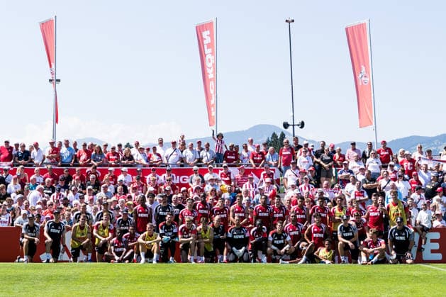 ST. JOHANN IN TIROL, AUSTRIA - JULY 29: Group photo with fans and team during a training session at trainings camp in Kitzbuehel of season 2026 27 at Koasastadion on July 29, 2026 in St. Johann in Tirol, Austria. Austria Copyright: xSteffiexWunderlx