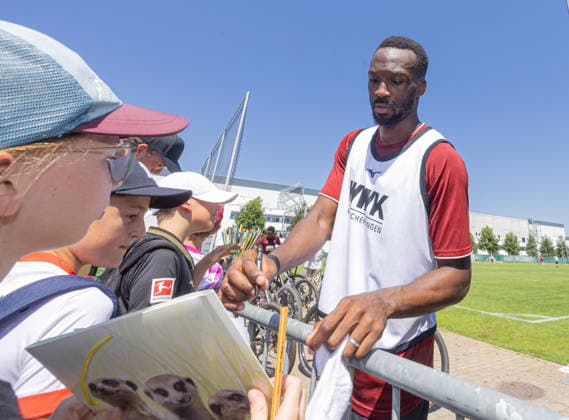 Chrislain Matsima (FC Augsburg 5) schreibt Autogramme nach dem Training; FC Augsburg, Training, *** Chrislain Matsima of FC Augsburg 5 signs autographs after practice FC Augsburg, Practice,