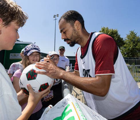 Alexis Claude-Maurice (FC Augsburg 20) schreibt Autogramme nach dem Training; FC Augsburg, Training, *** Alexis Claude Maurice of FC Augsburg 20 signs autographs after practice FC Augsburg, Practice,