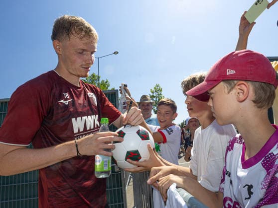 Tim Breithaupt schreibt Autogramme nach dem Training; FC Augsburg, Training, *** Tim Breithaupt signs autographs after FC Augsburg practice, Practice,
