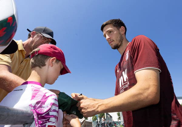 Keven Schlotterbeck (FC Augsburg 31) schreibt Autogramme nach dem Training; FC Augsburg, Training, *** Keven Schlotterbeck of FC Augsburg 31 signs autographs after practice FC Augsburg, Practice,