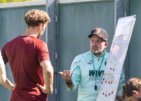 Manuel Baum (Trainer FC Augsburg) an der Taktiktafel im Gespräch mit Yannik Keitel (FC Augsburg 14); FC Augsburg, Training, *** Manuel Baum, FC Augsburg coach, talking with Yannik Keitel at the tactical board FC Augsburg 14 FC Augsburg, Training,