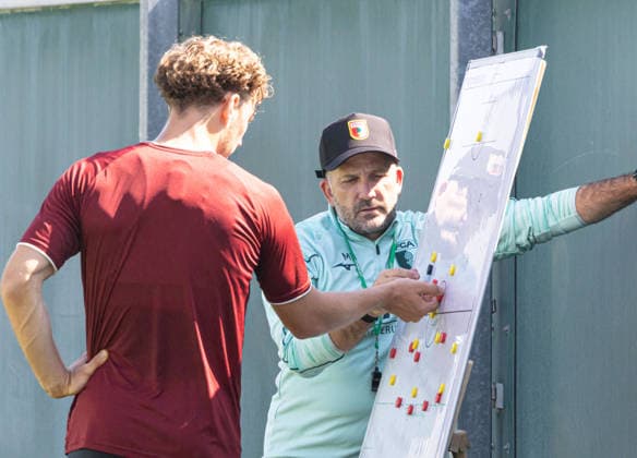 Manuel Baum (Trainer FC Augsburg) an der Taktiktafel im Gespräch mit Yannik Keitel (FC Augsburg 14); FC Augsburg, Training, *** Manuel Baum, FC Augsburg coach, talking with Yannik Keitel at the tactical board FC Augsburg 14 FC Augsburg, Training,