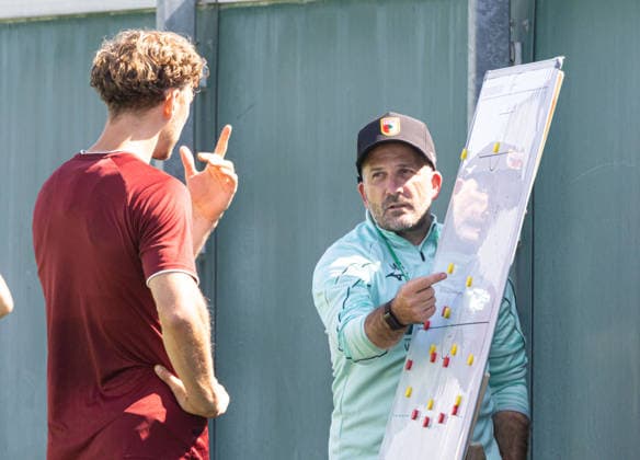 Manuel Baum (Trainer FC Augsburg) an der Taktiktafel im Gespräch mit Yannik Keitel (FC Augsburg 14); FC Augsburg, Training, *** Manuel Baum, FC Augsburg coach, talking with Yannik Keitel at the tactical board FC Augsburg 14 FC Augsburg, Training,