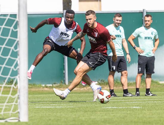 Uchenna Ogundu (FC Augsburg 39) im Zweikampf gegen Jeffrey Gouweleeuw (FC Augsburg 6); FC Augsburg, Training, *** Uchenna Ogundu (FC Augsburg 39) in a tackle against Jeffrey Gouweleeuw (FC Augsburg 6) FC Augsburg, Training,