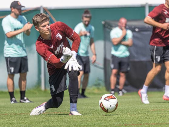 Finn Dahmen (Torwart FC Augsburg 1), Abwurf, FC Augsburg, Training, *** Finn Dahmen, FC Augsburg 1 goalkeeper, throw-in, FC Augsburg, practice,