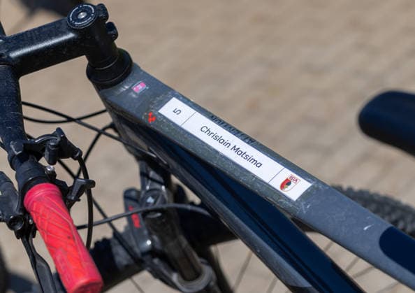 das Fahrrad von Chrislain Matsima (FC Augsburg 5) mit seinem Namen; FC Augsburg, Training, *** Chrislain Matsima s FC Augsburg 5 bike with his name on it: FC Augsburg, Training,